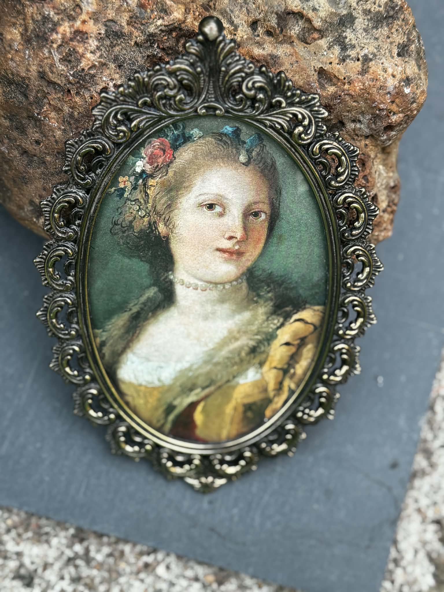 Large medallion frame in brass, 19th century.