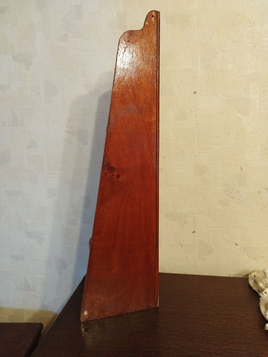 Corner shelf to hang wall