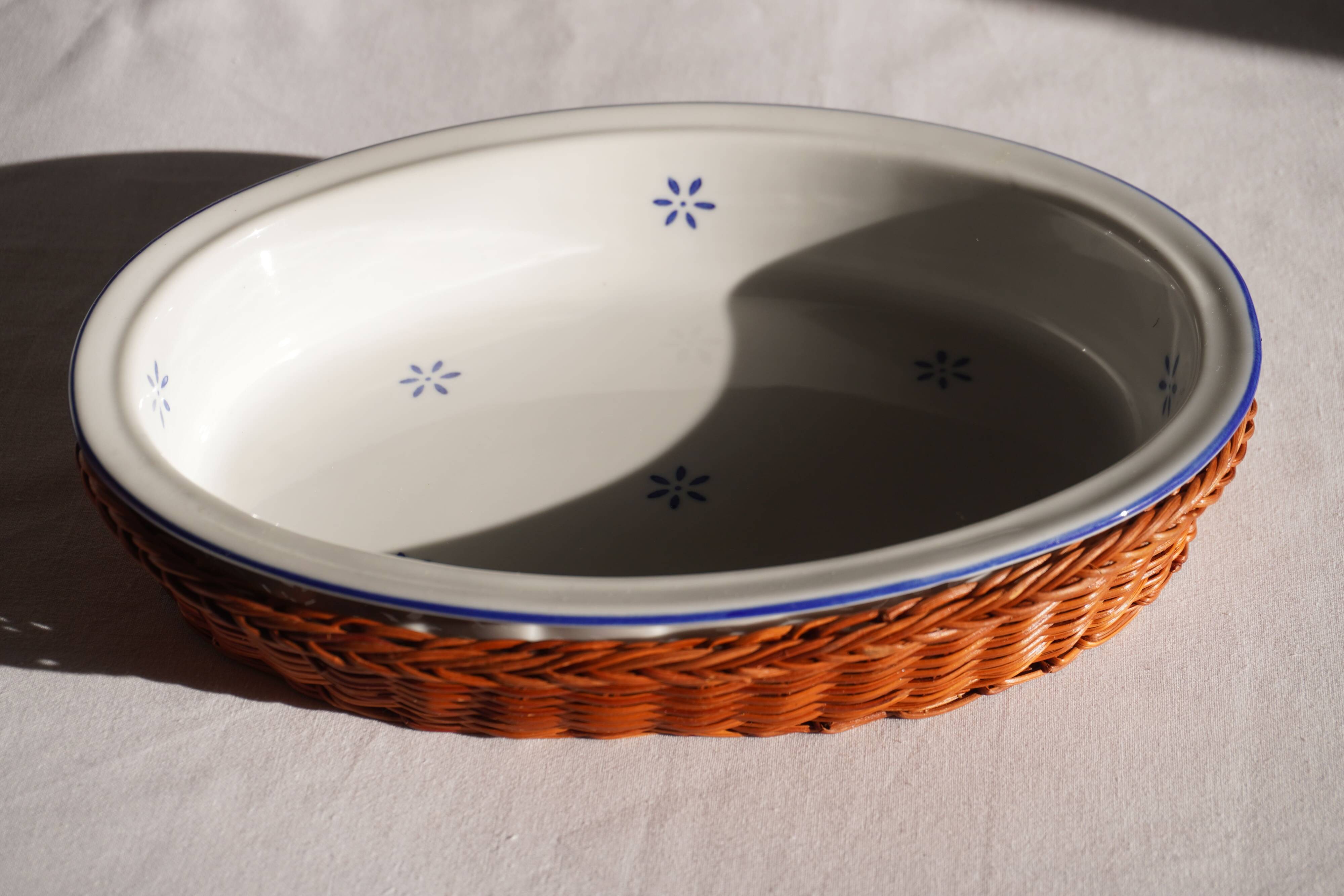 Set of 4 white porcelain dishes with blue decorations and wicker stands