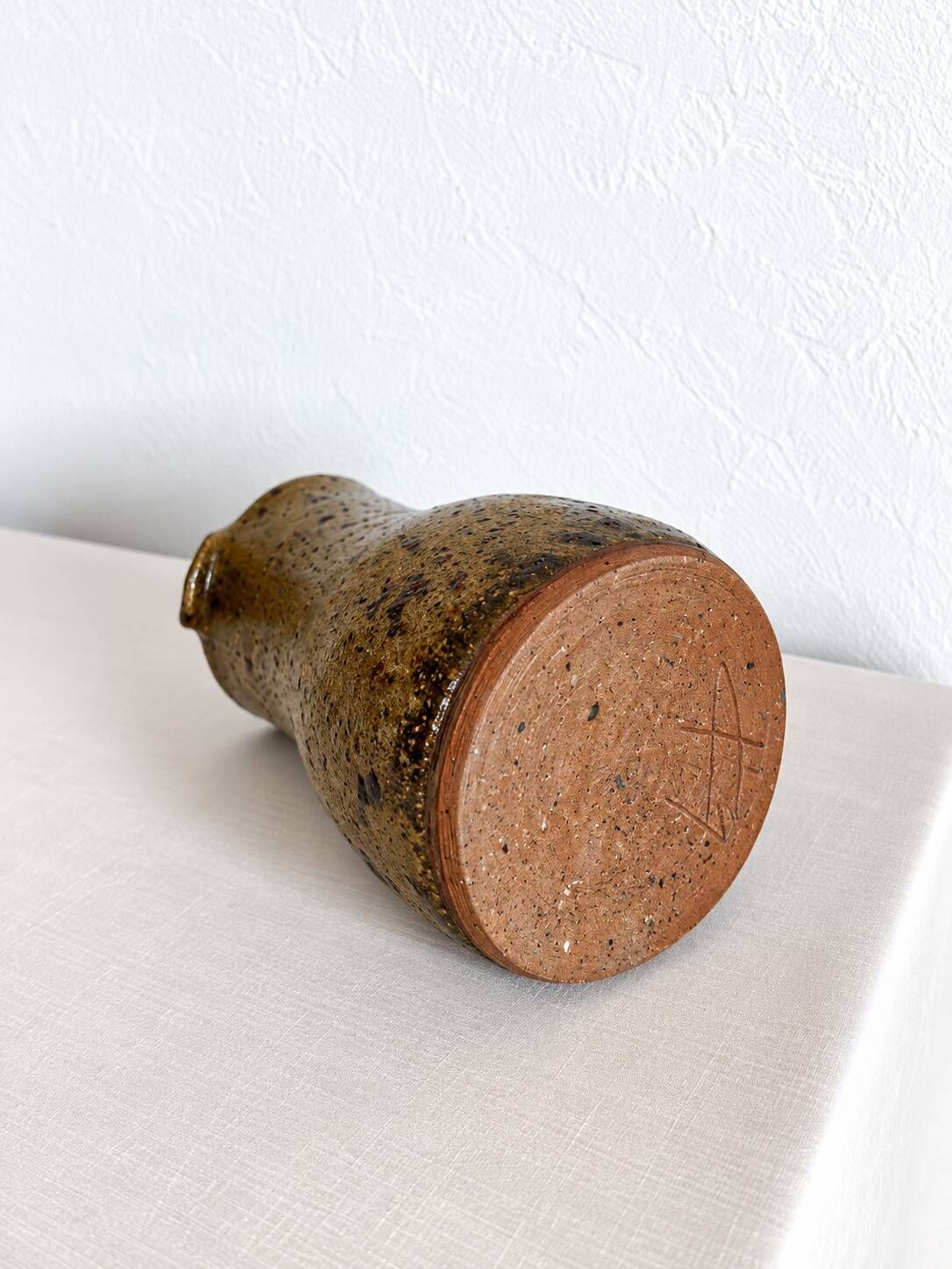 Petit pichet en grès moucheté, poterie artisanale vintage
