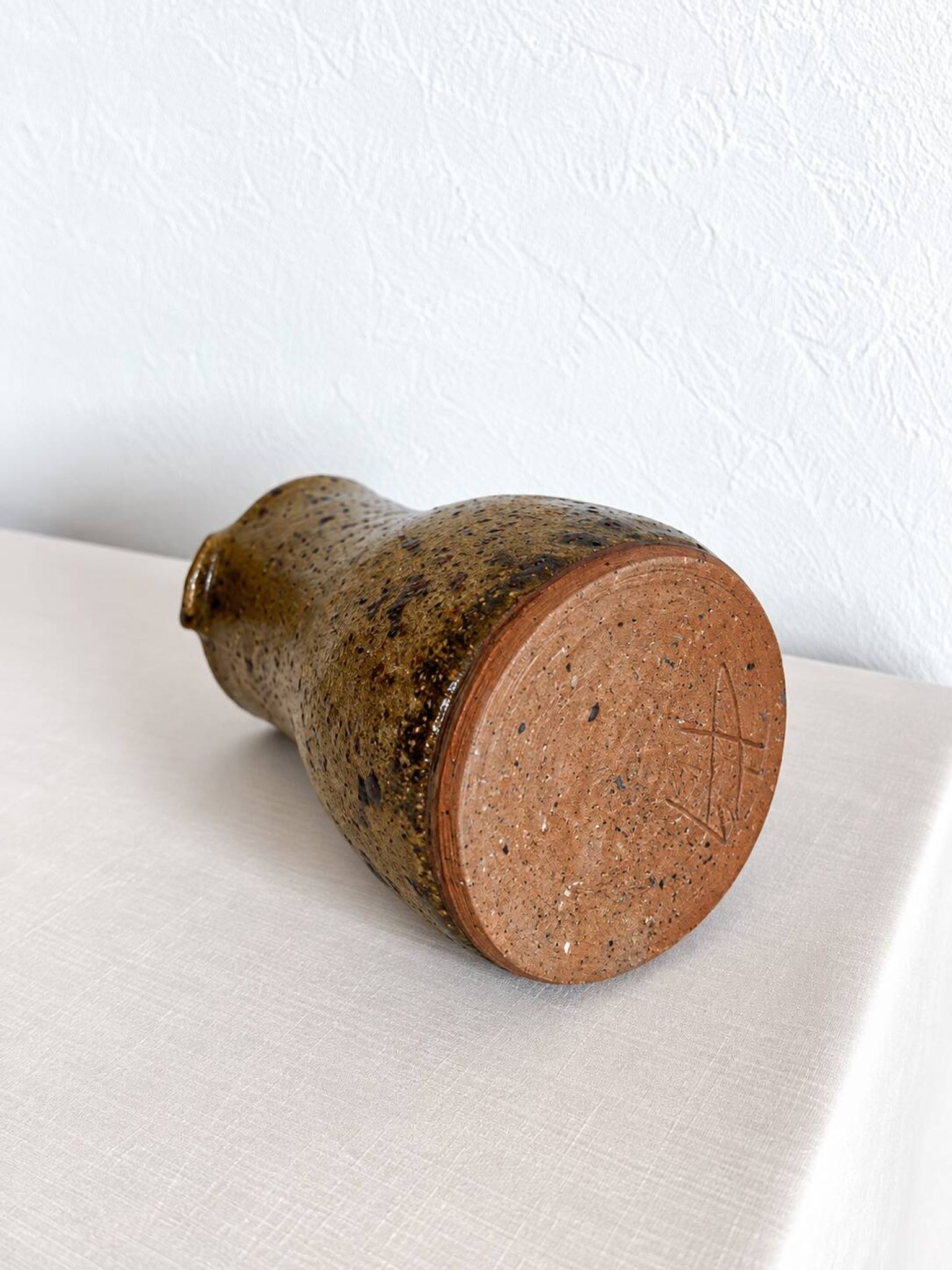 Petit pichet en grès moucheté, poterie artisanale vintage
