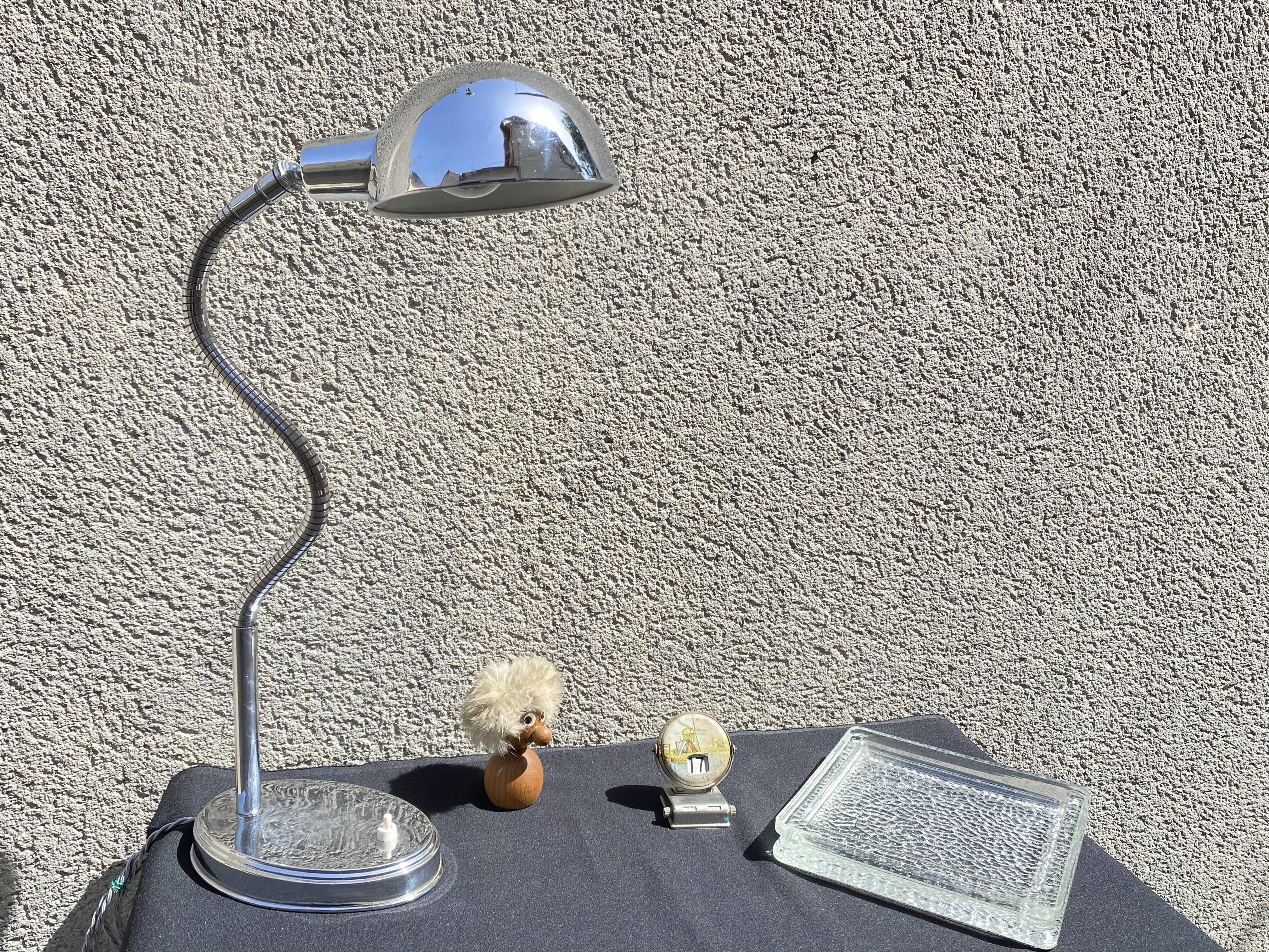 Flexible desk lamp vintage art deco design