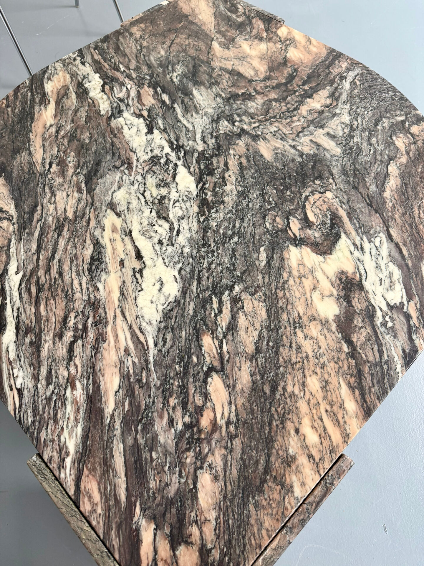 Sculptural coffee table eye veined marble Italian design 1970s