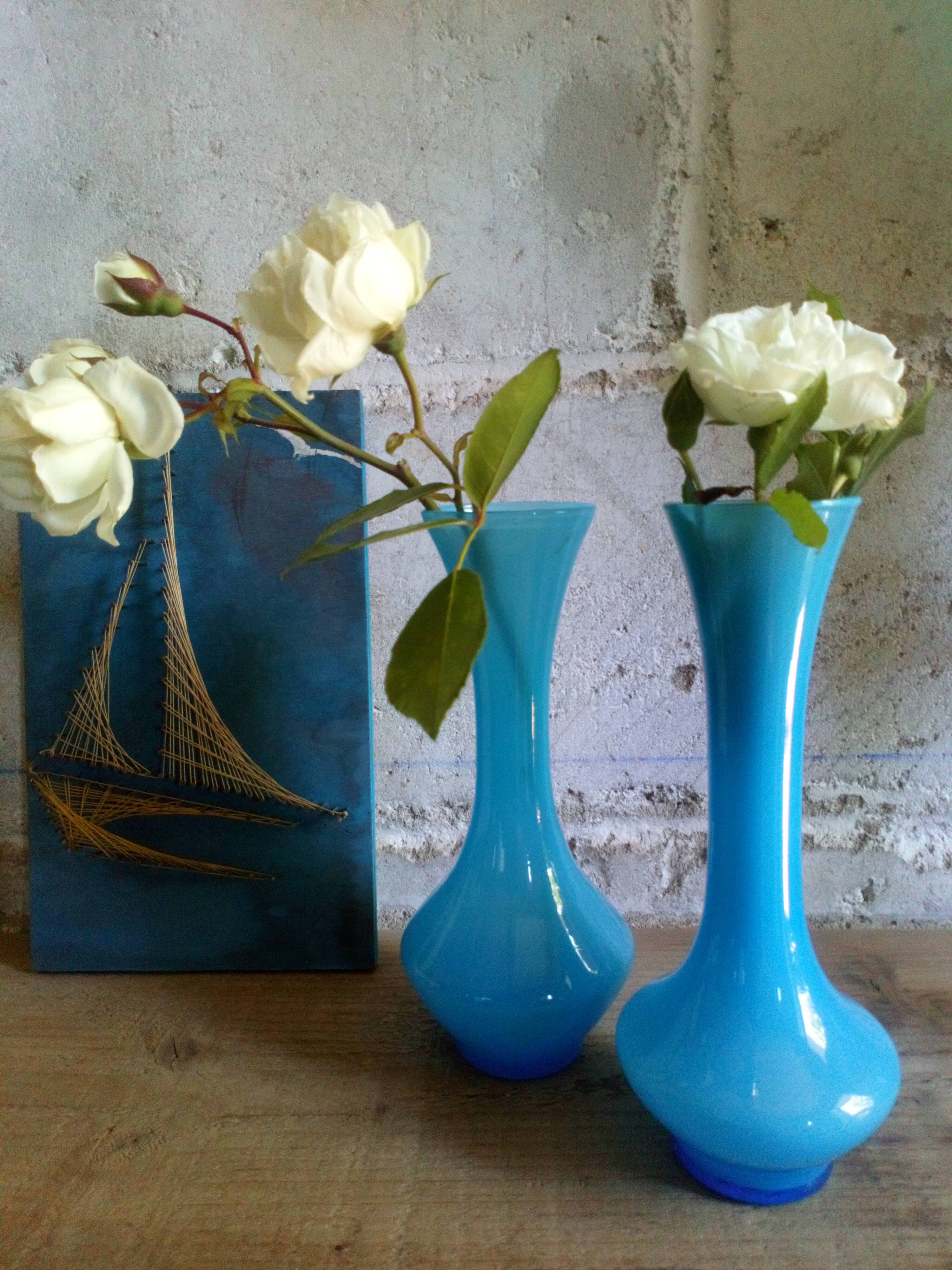 Deux soliflores en verre bleu