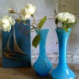 Deux soliflores en verre bleu