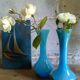 Deux soliflores en verre bleu