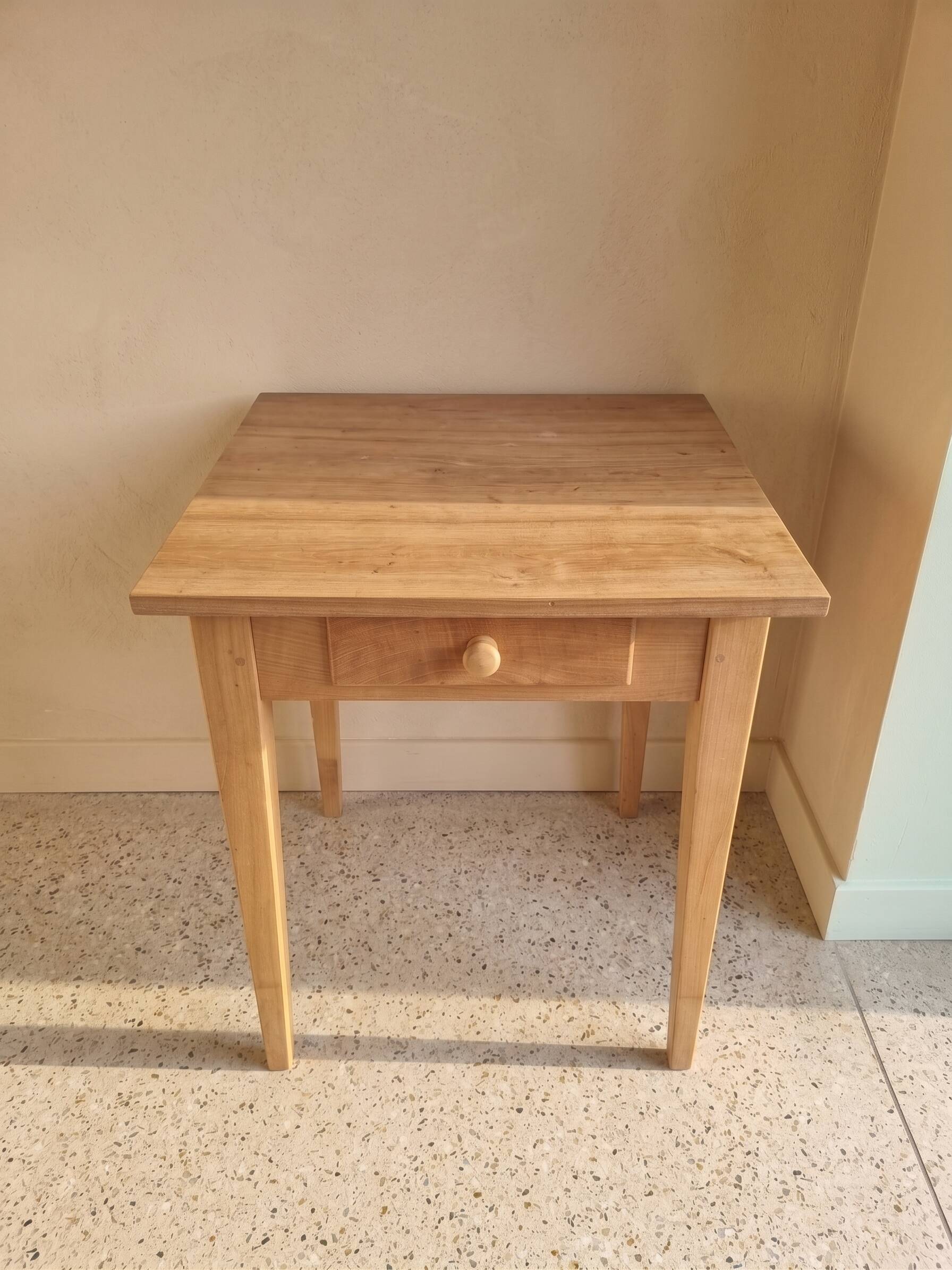 Petite table ou bureau en bois clair - Forme épurée - Style scandinave