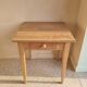 Petite table ou bureau en bois clair - Forme épurée - Style scandinave