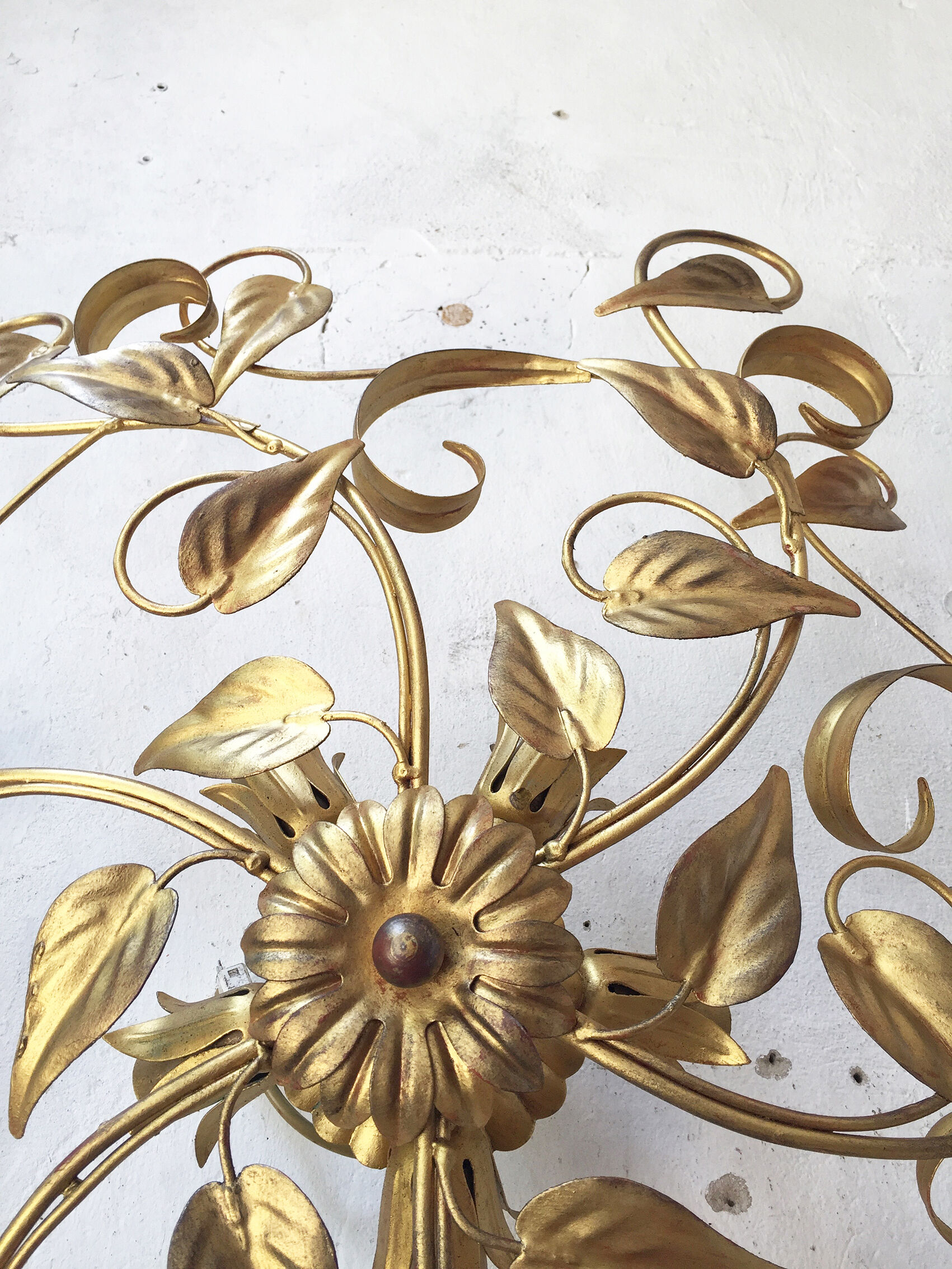 Flowery gold metal wall lamp