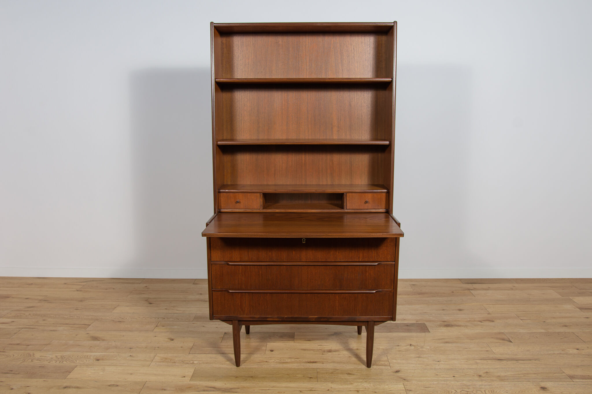 Mid-century teak shelf with pull-out top, Denmark, 1960s