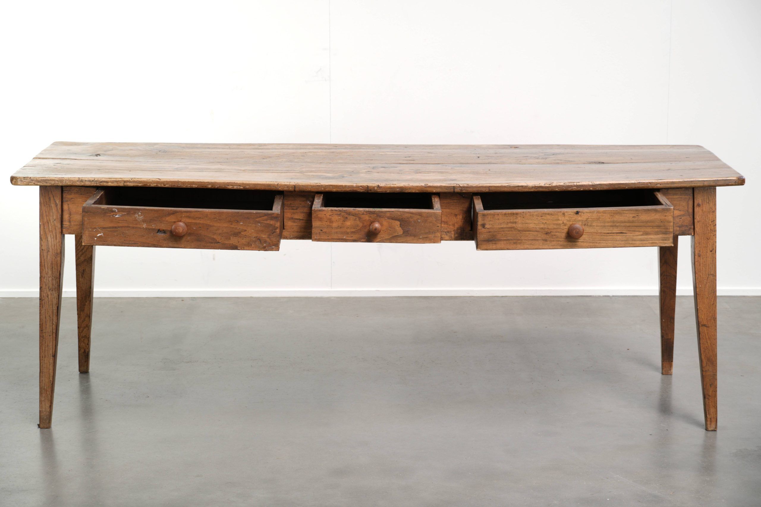 Table de ferme française du 19ème siècle pour 4 à 6 personnes.