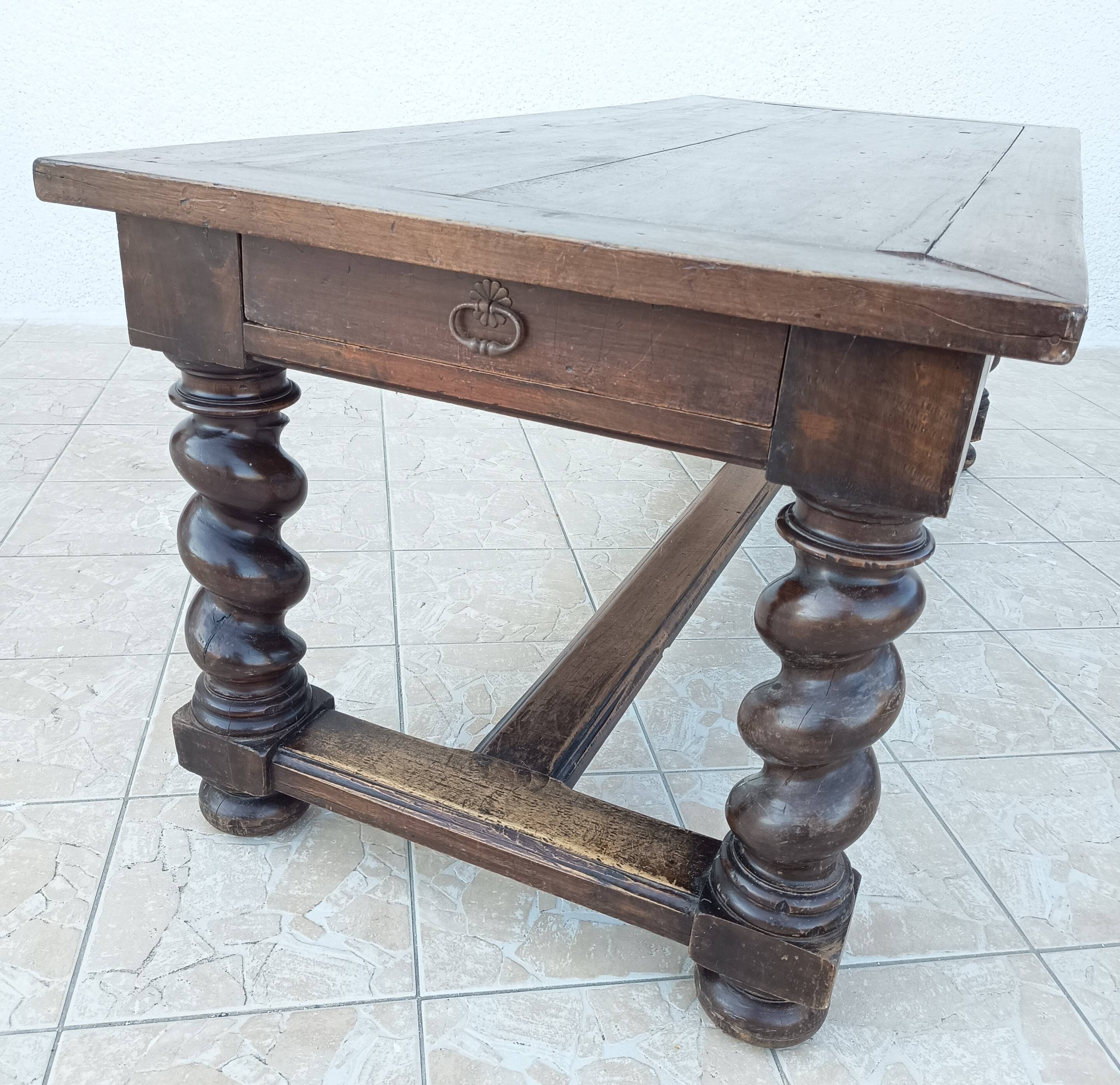 Louis XIII walnut table from the 19th century.