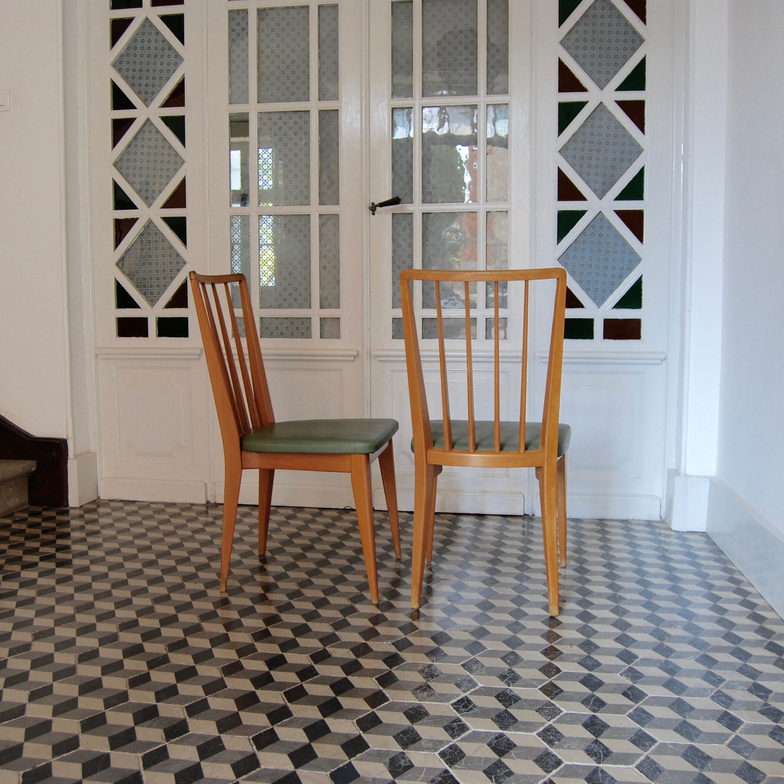 Chaises en bois et skaï vert