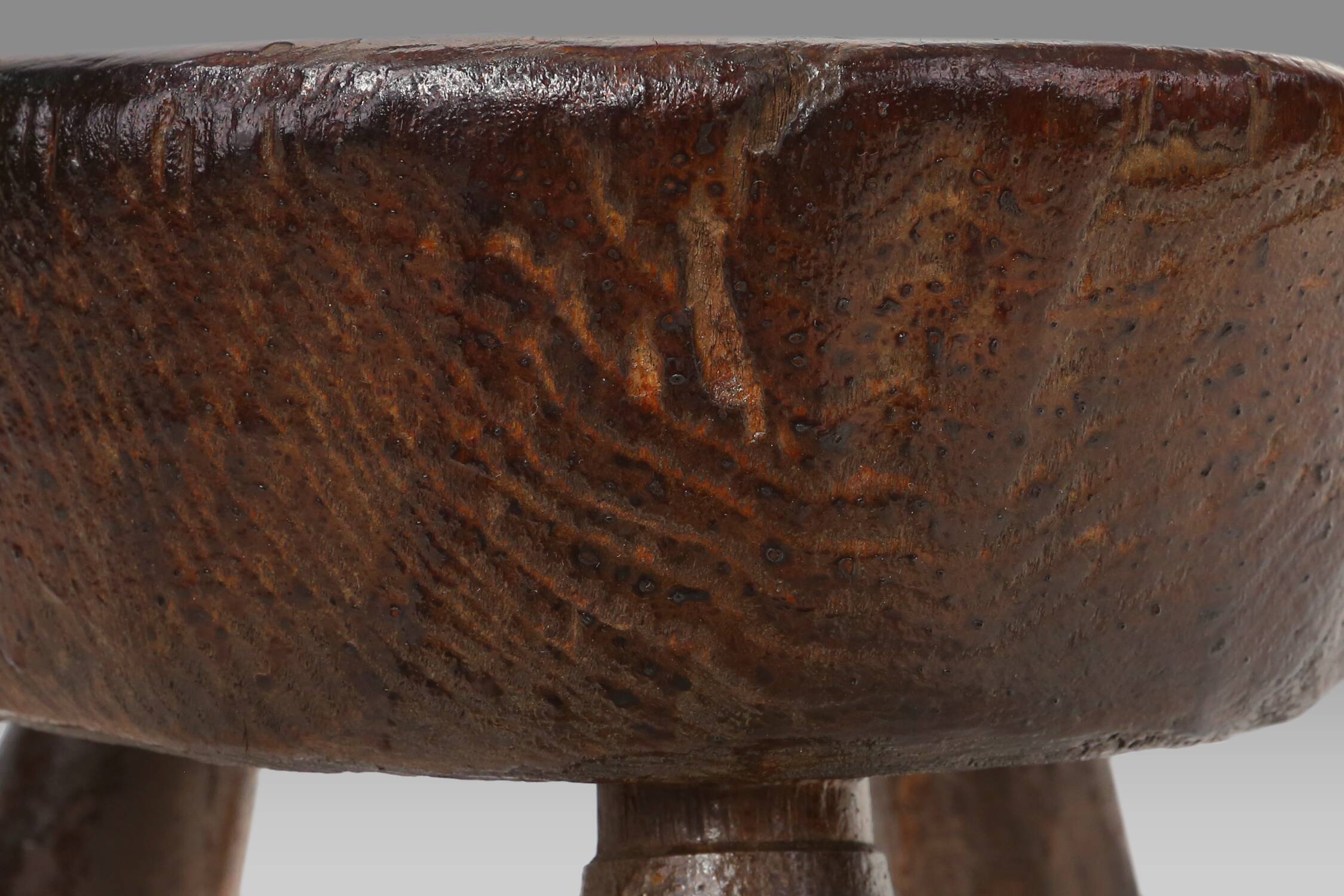 Tabouret trépied intemporel et robuste en bois foncé, France ca. 1900