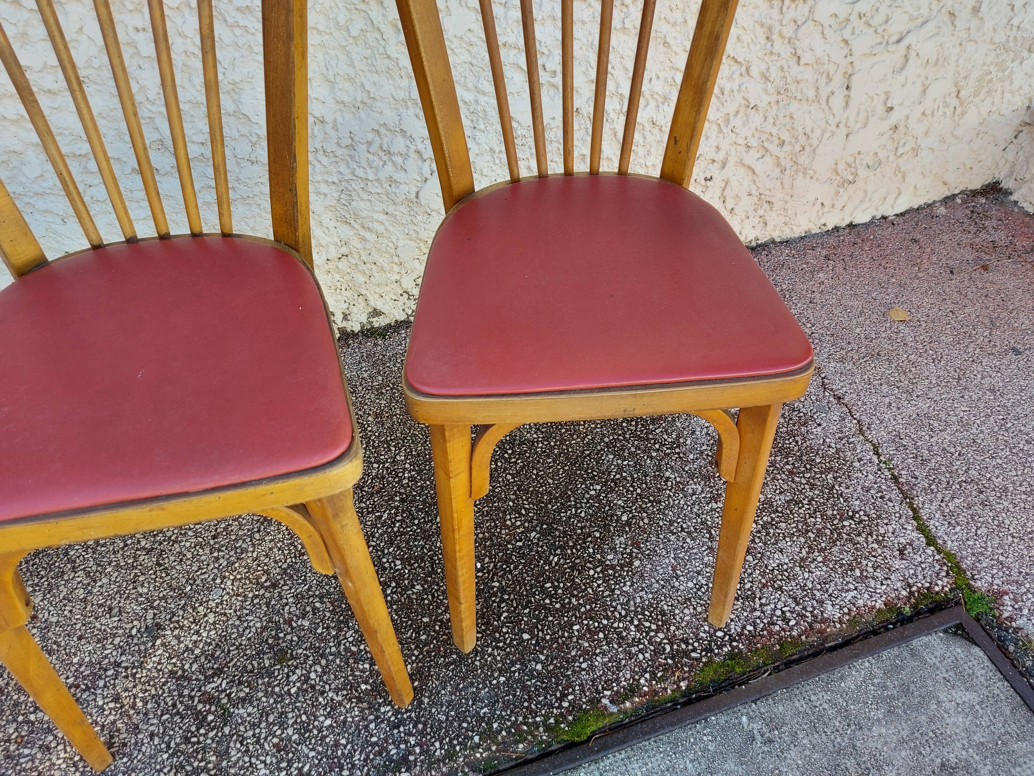 Lot de 5 chaises baumann en hêtre et simili cuir rouge 1950
