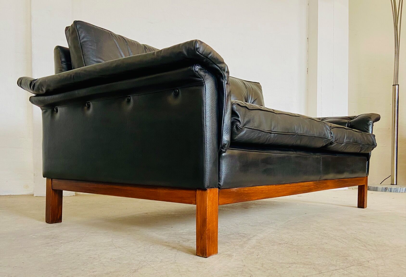Canapé en cuir noir à boutons vintage scandinave des années 1960, modèle Kardinal, pour 2 personnes.