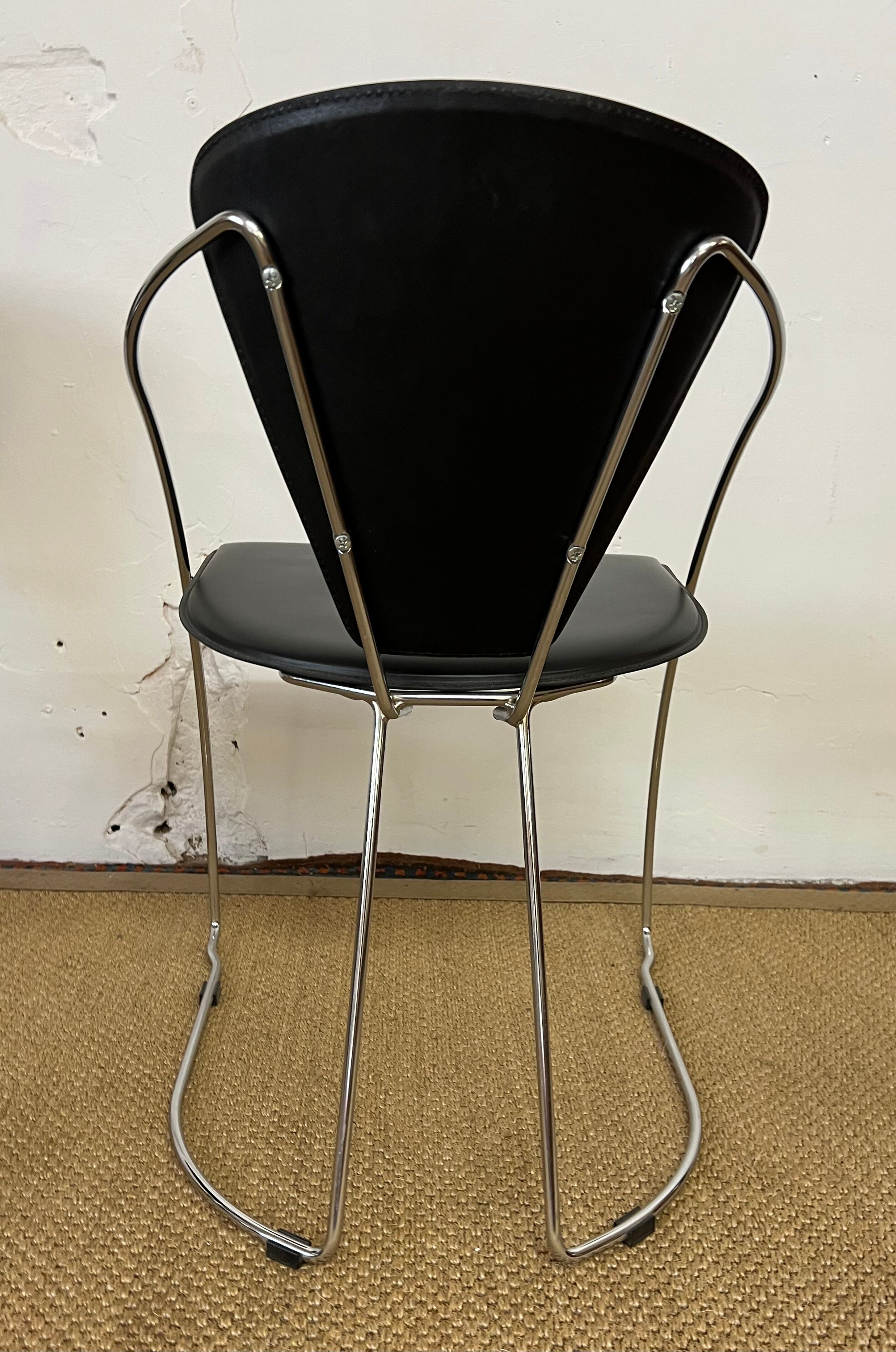 Lot 5 chairs black leather thread