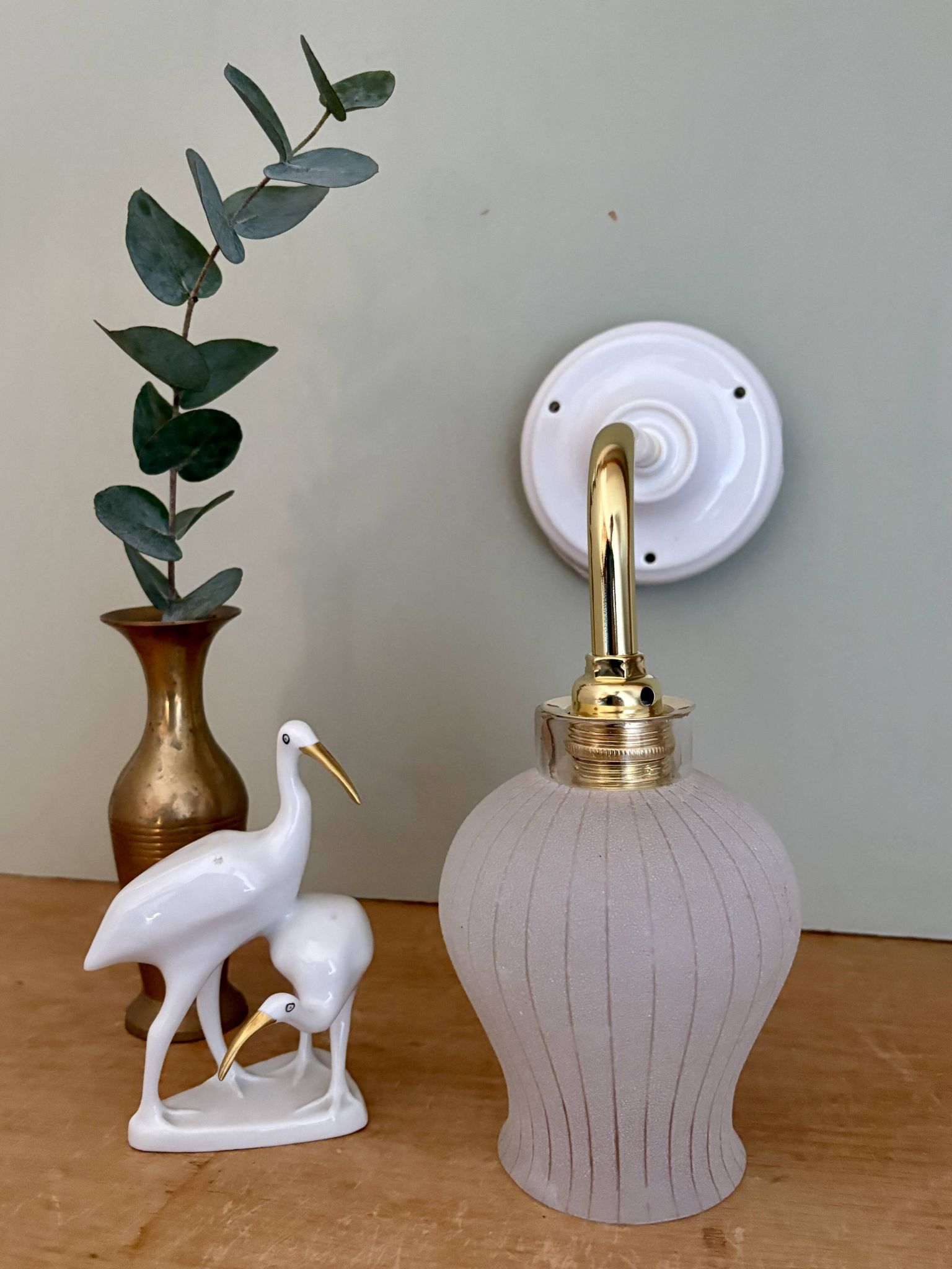 Applique coudée tulipe vintage en verre granité blanc