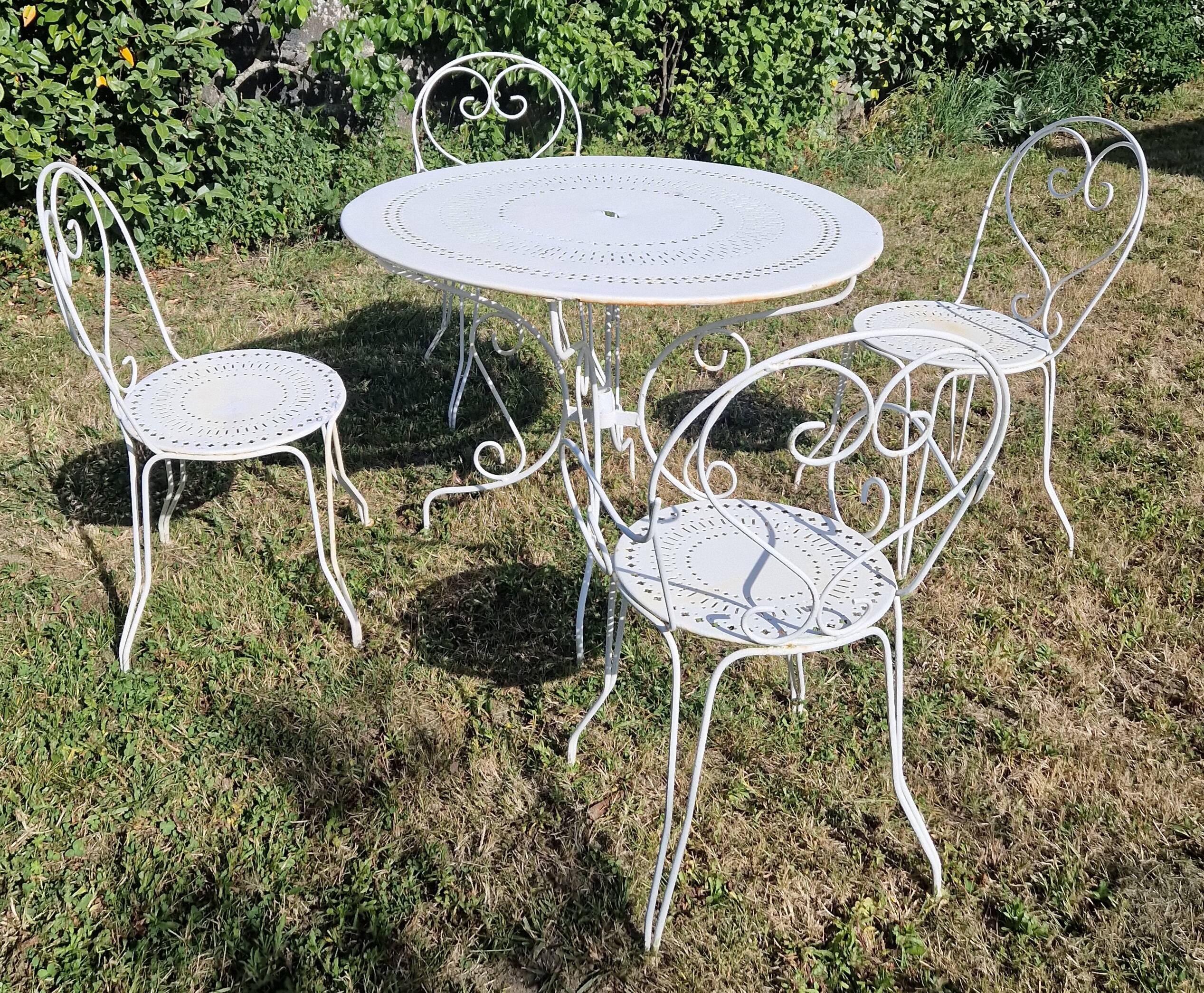 Table ronde de jardin et ses 4 chaises en métal