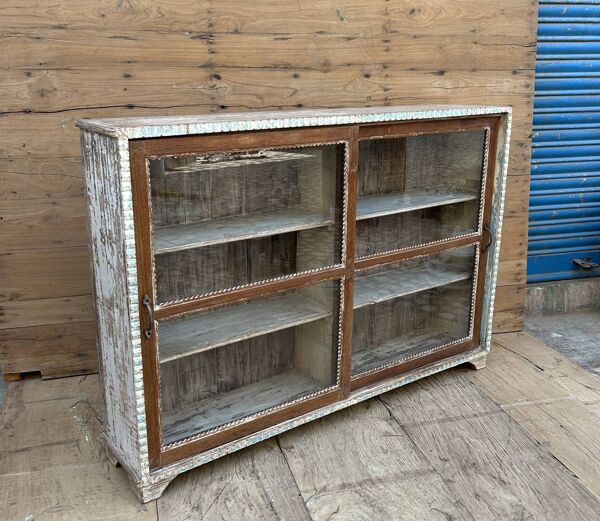 Vitrine en teck birman avec portes coulissantes