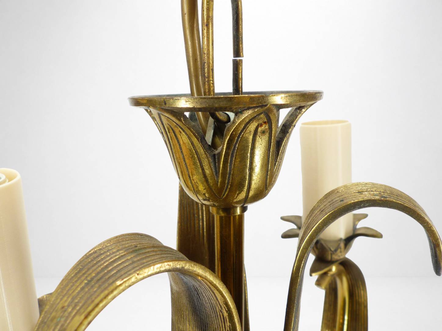 Lustre à 3 bras en laiton doré, motifs feuillages et volutes, style Art Déc