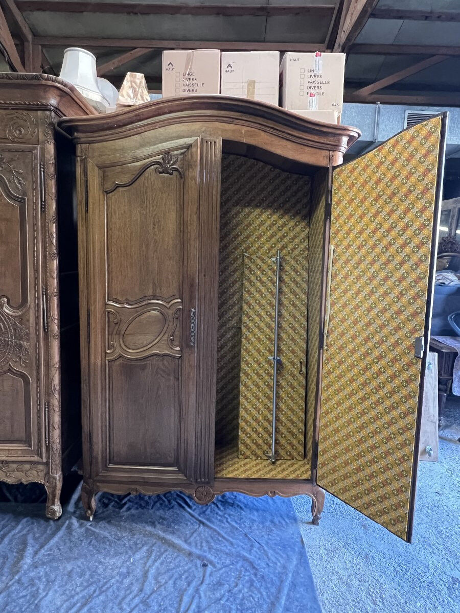 Norman Cauchoise wardrobe in medium oak, carved from the 19th century with a gendarme hat top.