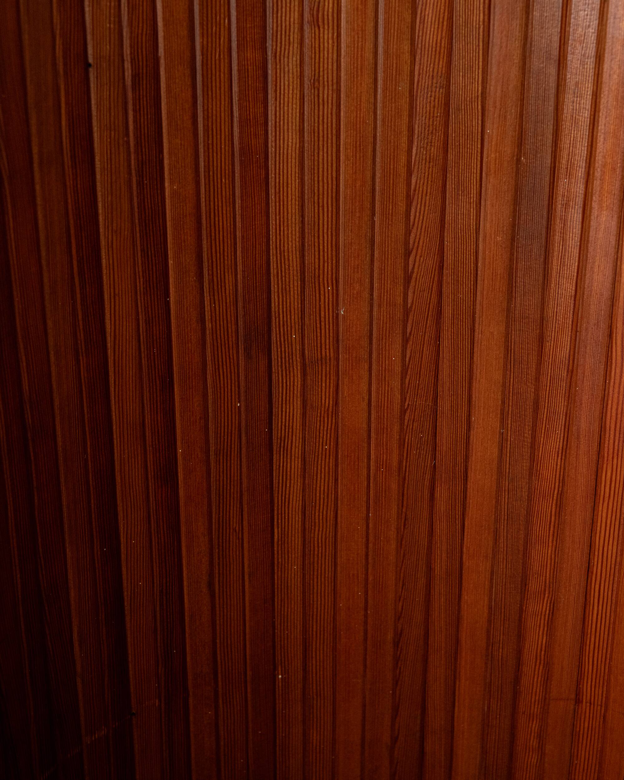 Paravent en pin patiné Art Déco par Jomain Baumann pour Baumann, France.