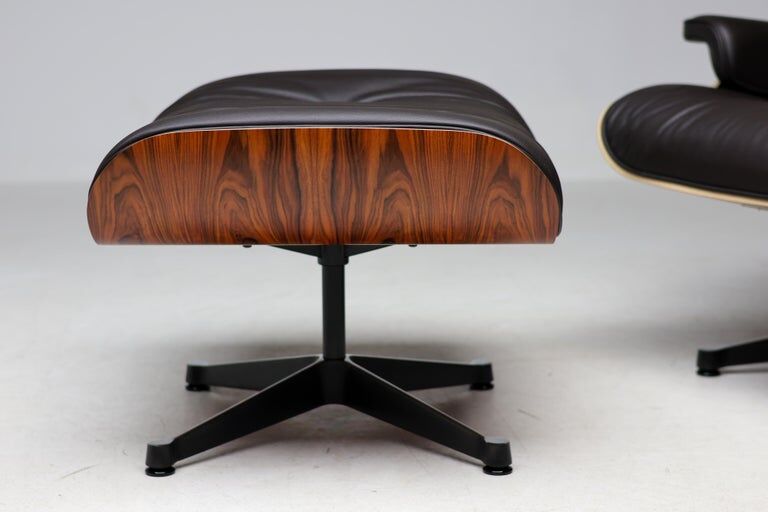 Fauteuil Eames XL et repose-pieds en palissandre de Santos avec cuir chocolat.