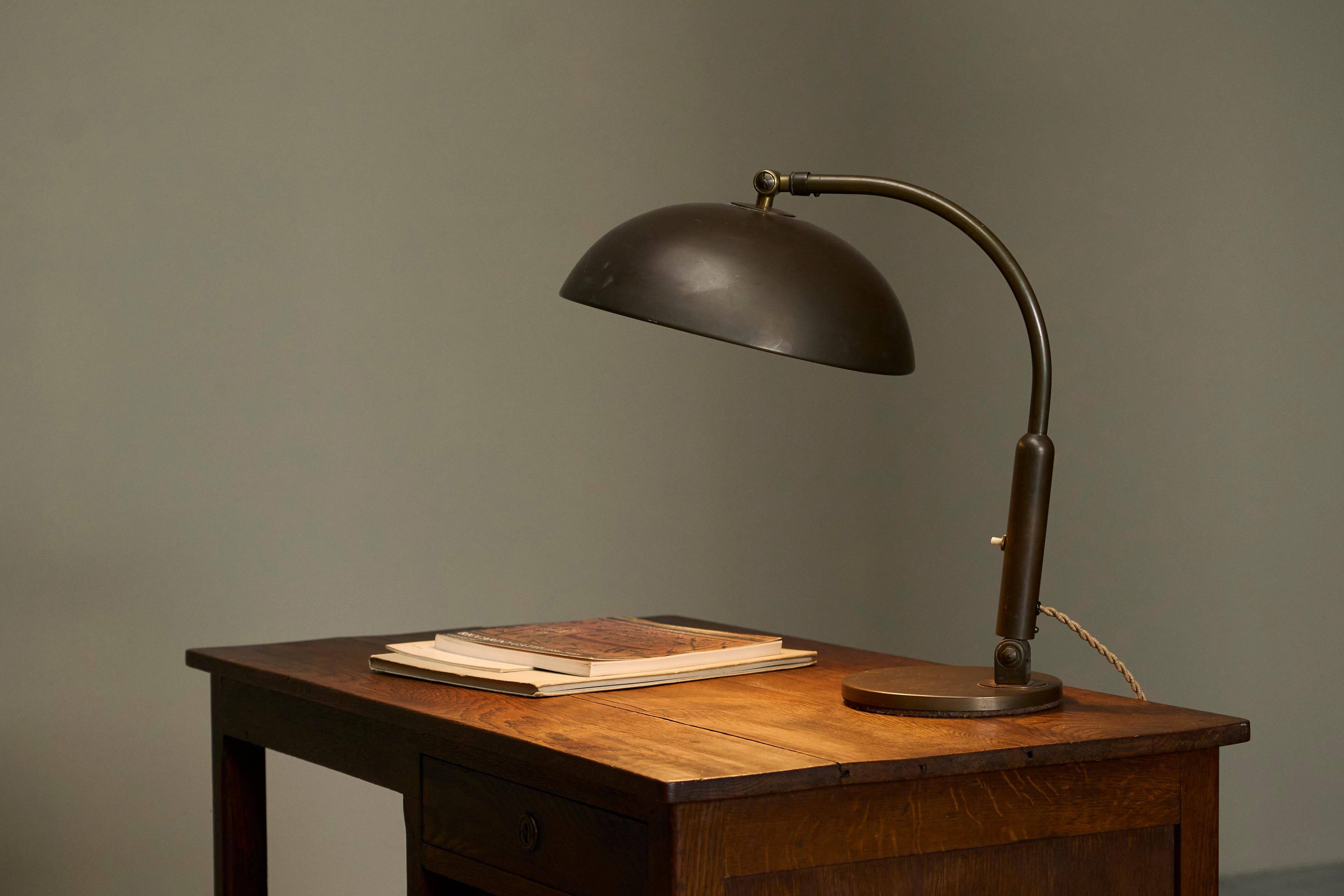 Modernist desk lamp in patinated brass from the 1930s.