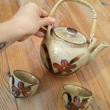 Teapot and cups