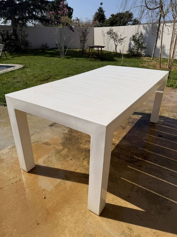 Table vondom