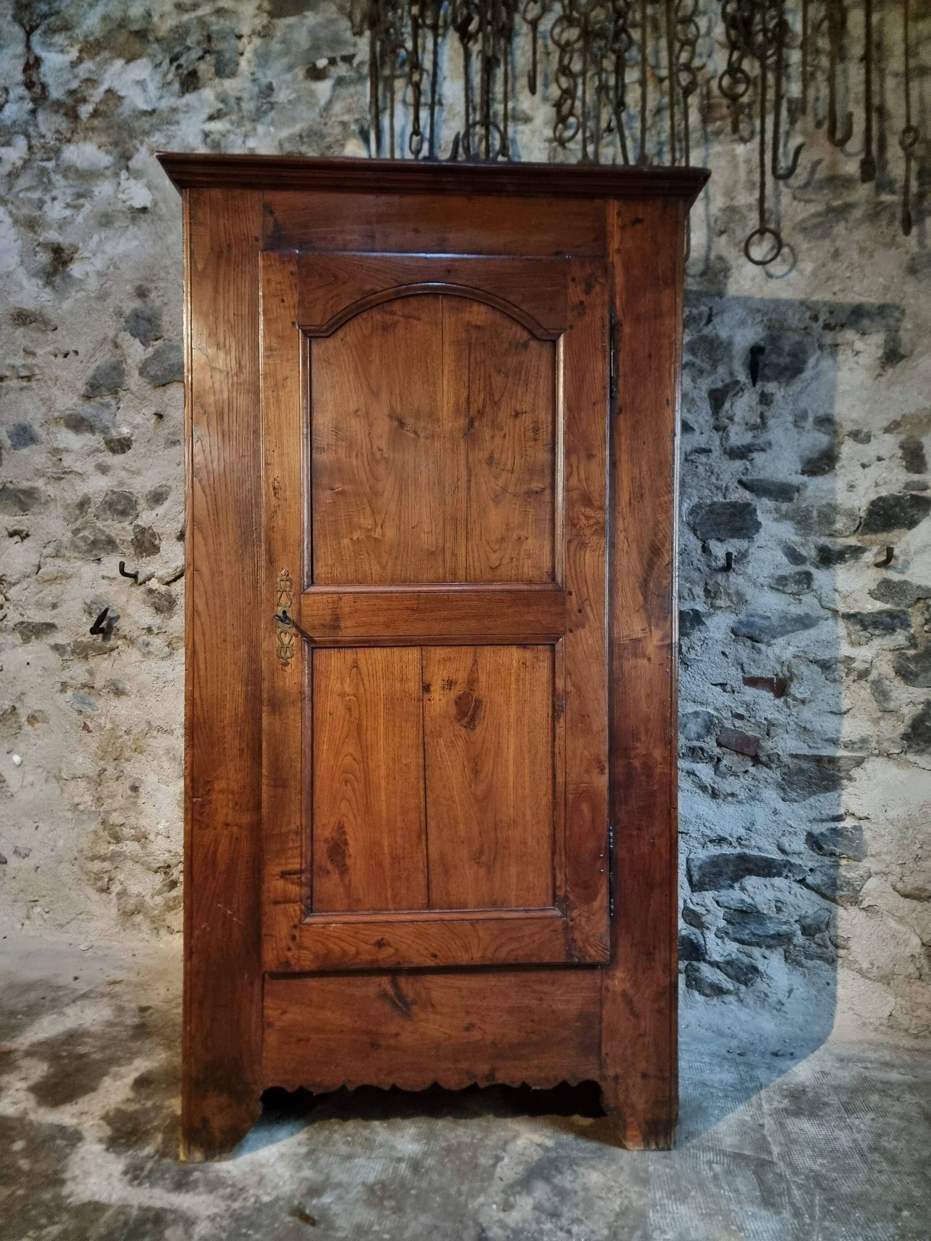 Armoire ancienne – bonnetière française du XVIIIe siècle en châtaignier avec serrure et clé d'origine