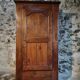 Armoire ancienne – bonnetière française du XVIIIe siècle en châtaignier avec serrure et clé d'origine