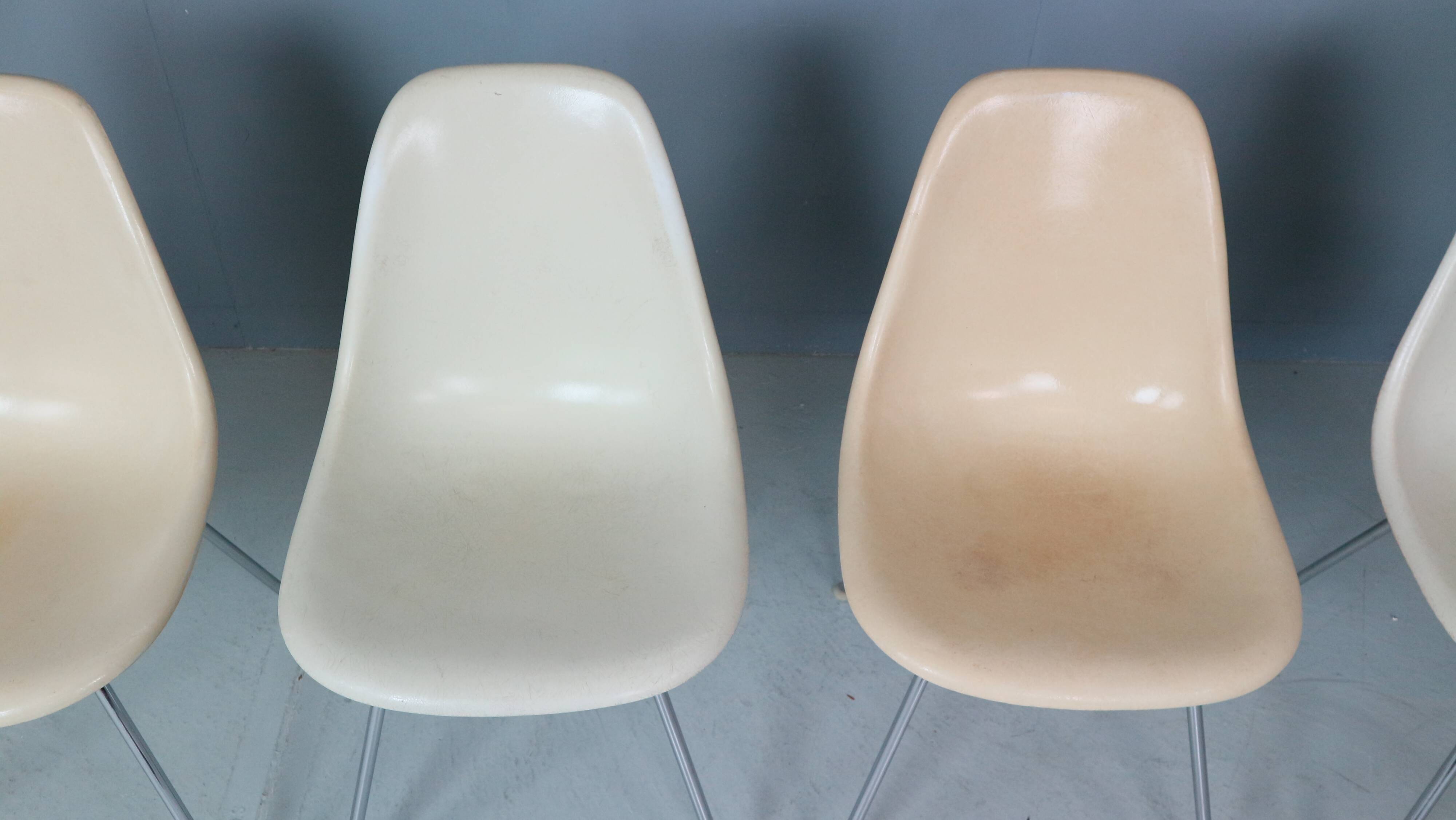 Charles & Ray Eames Set of 4 Off white "H-Base" Chairs for Herman Miller, 1960