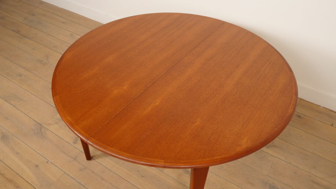 Vintage round dining table | extendable | teak | 125 - 185 cm