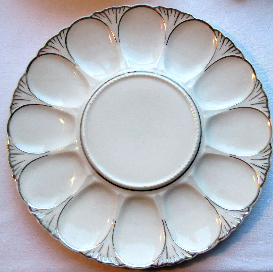 Assiette à huîtres en barbotine Limoges Charles Ahrenfeldt: 6 coquilles argent
