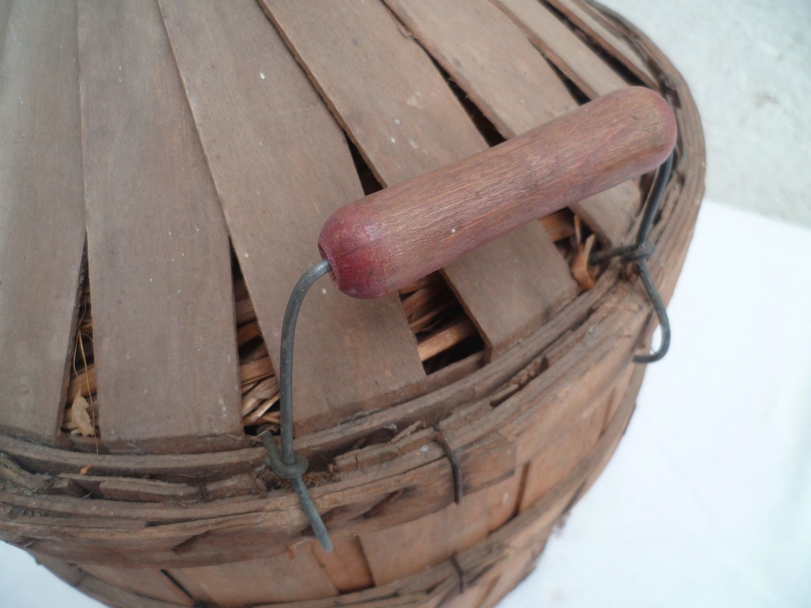 Old lady jeanne 10 liters in wood and straw