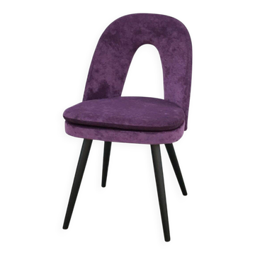 Ensemble de 2 chaises en velours violet de style mid-century avec des pieds en bois foncé par Antonín Šuman.