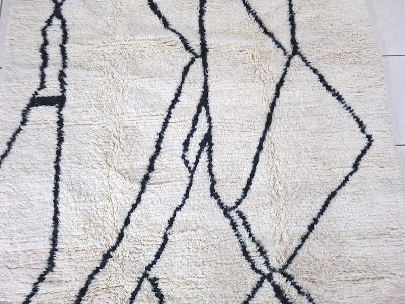 Handmade Moroccan rug from Oued Zam, size 160 x 240 cm.