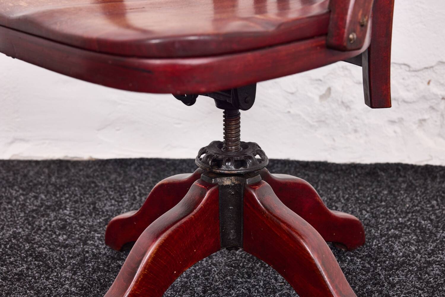 Chaise de bureau Capua d'Adolf Loos – N° 669 – Hêtre, teinte acajou – 1923