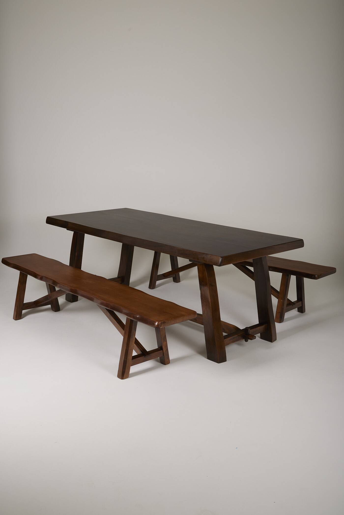 Table à manger brutaliste en bois massif