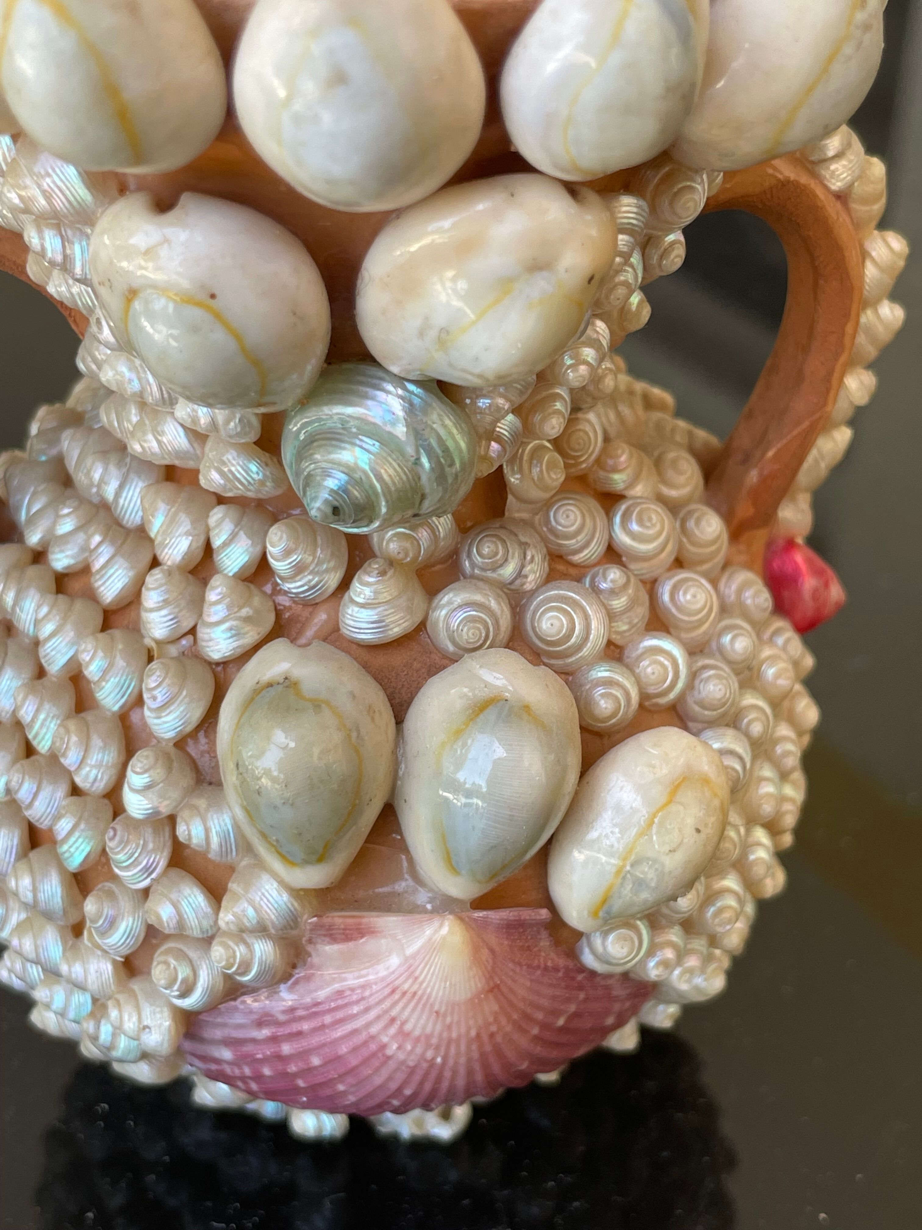 Vase en ceramique à décor de coquillages