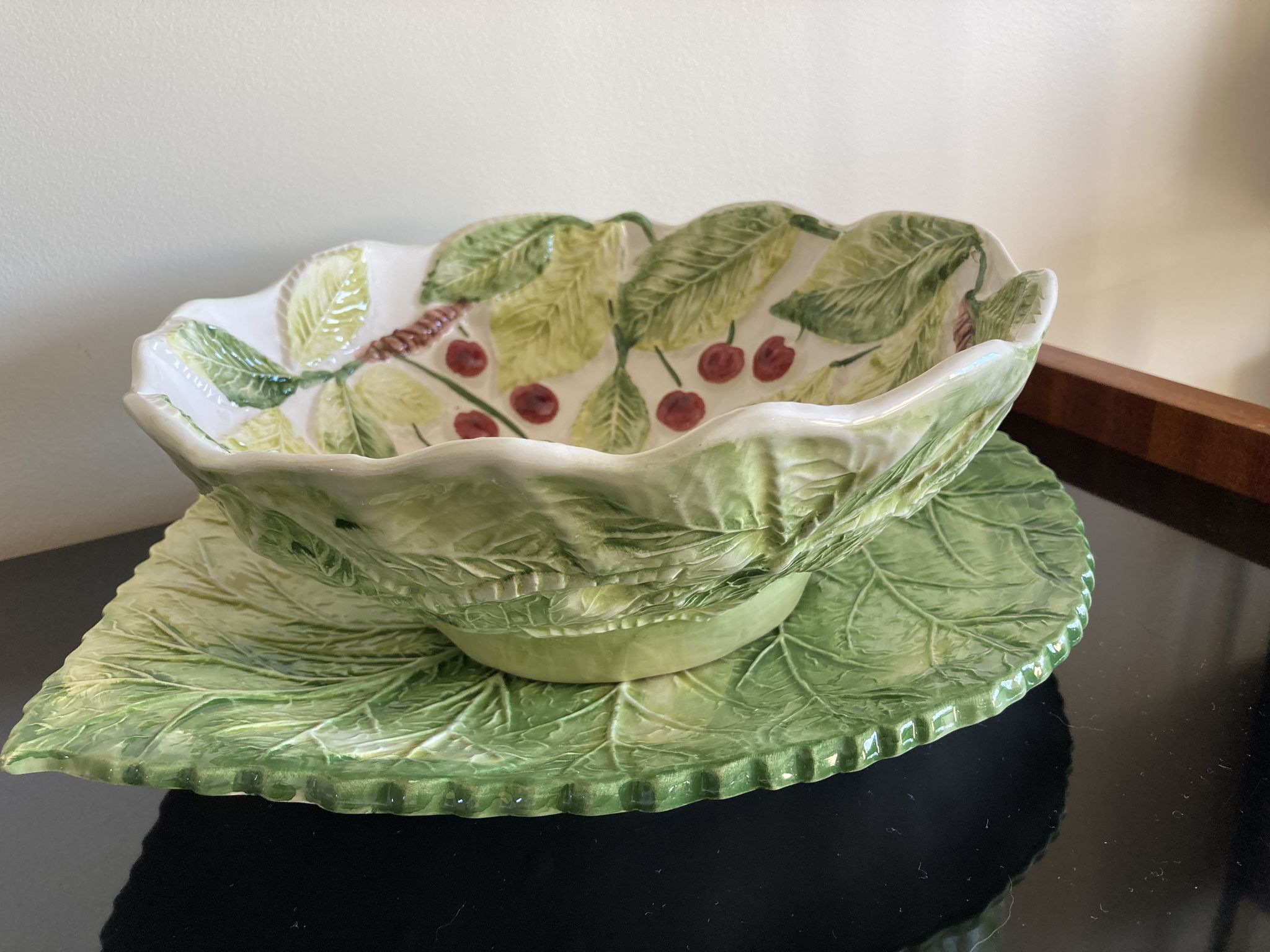Cherry-decorated drainer fruit cup with its leaf-shaped dish