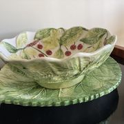 Cherry-decorated drainer fruit cup with its leaf-shaped dish