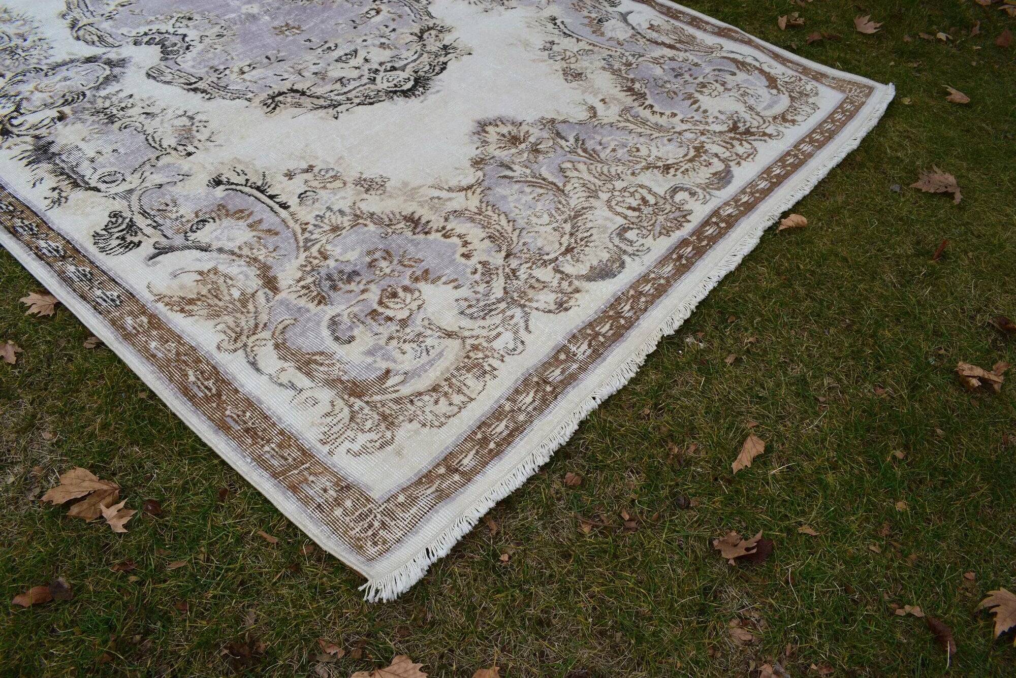 Vintage handmade Turkish rug 210x314 cm