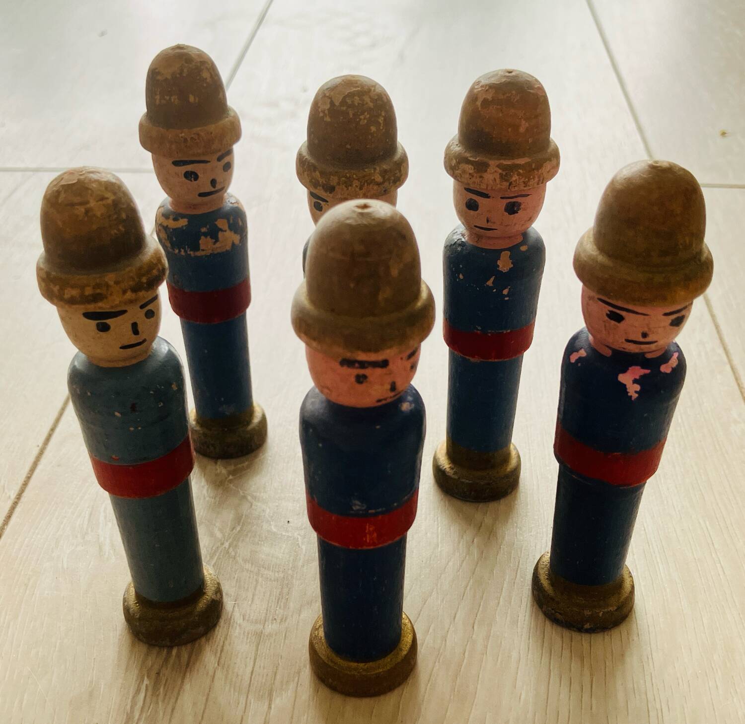 Set of 6 small soldiers