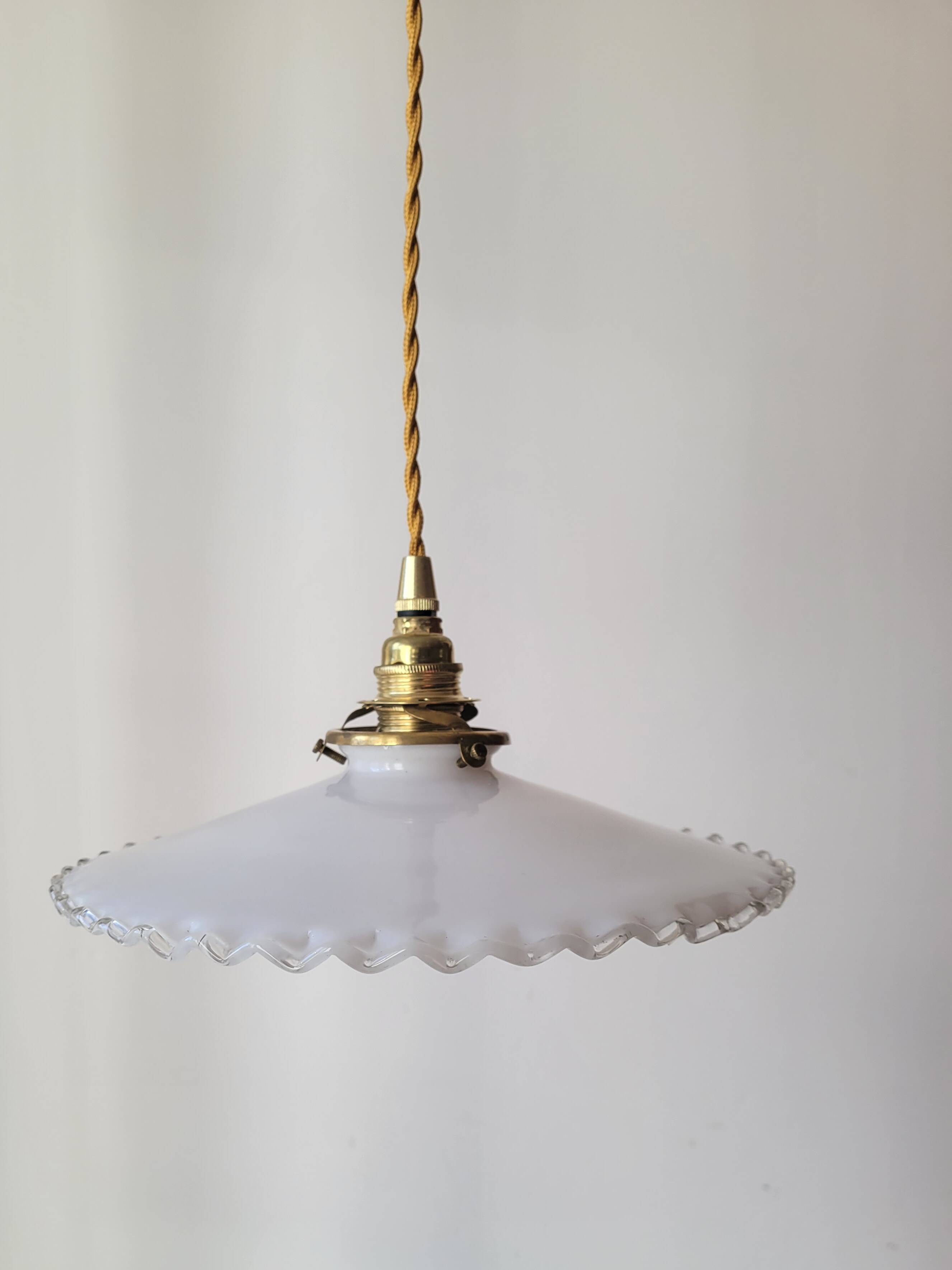 Pendant in serrated opaline
