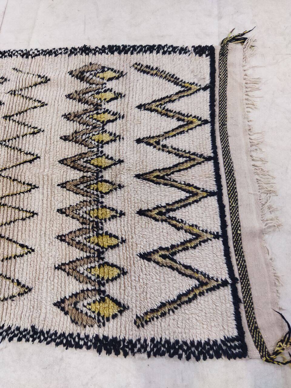 Handcrafted Moroccan Berber Rug 186 X 118 CM