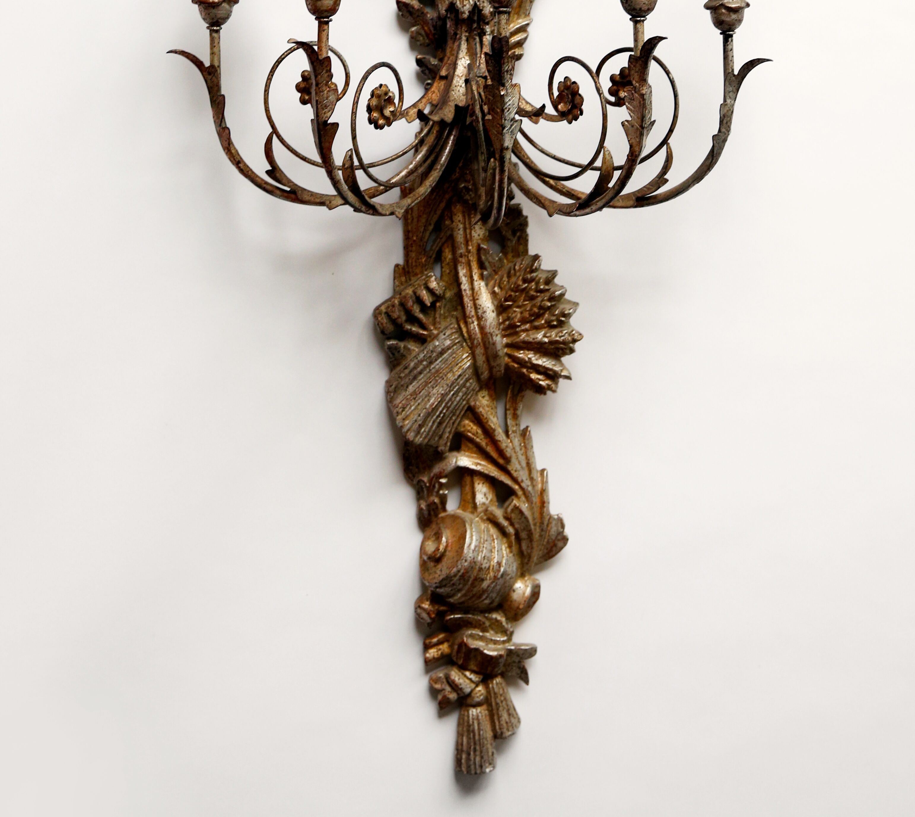 Large pair of wall light with 5 arms of light in gilded, silver and patinated wood