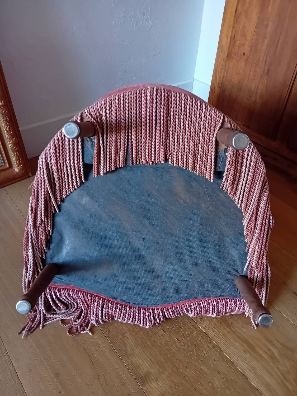 Pink velvet toad armchair